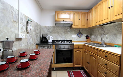 Baita Costa Di Gial: Køkken, Køkken Apparat, Countertop, Større Bandage, Cabinetry, Møbel, Indretning, Træ, Gulvbelægning, Husholdningsapparat