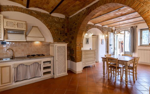 Montalcino 17: Indretning, Gulvbelægning, Møbel, Loft, Træ, Køkken, Etage, Countertop, Belysning, Værelse