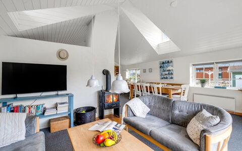 Reinhard - from the Sea: Indretning, Møbel, Gulvbelægning, Træ, Loft, Couch, Etage, Stue, Værelse, Hjem
