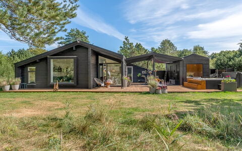 Eilke - 2Km from the Sea: Blå, Busk, Sommerhus, Bunddække, Have, Estate, Skygge, Landscaping, Stuehus, Eco Hotel