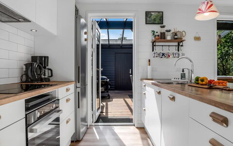 Eilke - 2Km from the Sea: Blå, Busk, Sommerhus, Bunddække, Have, Estate, Skygge, Landscaping, Stuehus, Eco Hotel