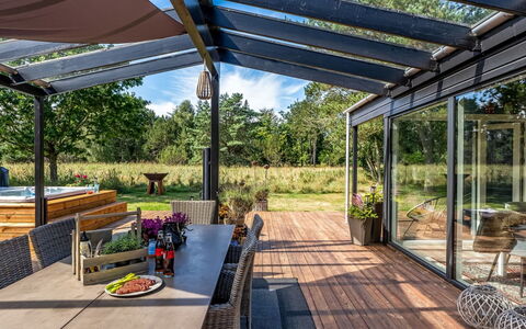 Eilke - 2Km from the Sea: Blå, Busk, Sommerhus, Bunddække, Have, Estate, Skygge, Landscaping, Stuehus, Eco Hotel