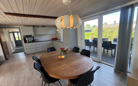 Elja - 400M from the Sea: Møbel, Gulvbelægning, Indretning, Træ, Etage, Loft, Køkken & Spisebord, Stol, Bord, Spisestue