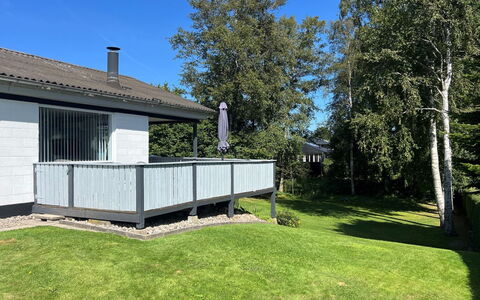Elja - 400M from the Sea: Veranda, Busk, Land Lot, Hjem, Skygge, Sommerhus, Have, Lawn, Hegn, Sidespor
