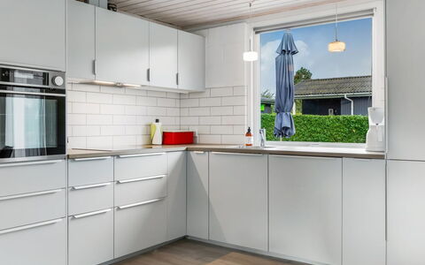 Elja - 400M from the Sea: Køkken, Gulvbelægning, Køkken Apparat, Countertop, Cabinetry, Indretning, Etage, Større Bandage, Køkkenvask, Husholdningsapparat