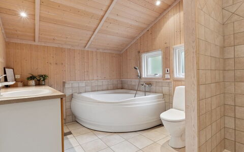 Erko - 575M from the Sea: Gulvbelægning, Sanitærarmatur, Indretning, Etage, Træ, Loft, Badeværelse, Tap, Håndvask, Vvs