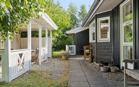 Erko - 575M from the Sea: Sidespor, Have, Sommerhus, Udendørs Møbler, Skygge, Gård, Garden Bygninger, Backyard, Landscaping, Hårdttræ