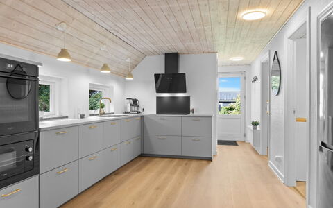 Erle - 830M from the Sea: Gulvbelægning, Køkken, Træ, Loft, Trægulve, Etage, Indretning, Countertop, Køkken Apparat, Større Bandage