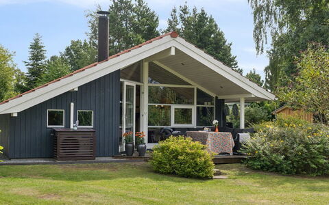 Emelita - 175M from the Sea: Boligområde, Busk, Hus, Hjem, Have, Estate, Skygge, Landscaping, Lawn