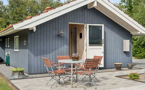 Emelita - 175M from the Sea: Boligområde, Busk, Hus, Hjem, Have, Estate, Skygge, Landscaping, Lawn