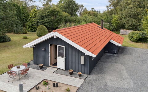 Emelita - 175M from the Sea: Boligområde, Busk, Hus, Hjem, Have, Estate, Skygge, Landscaping, Lawn