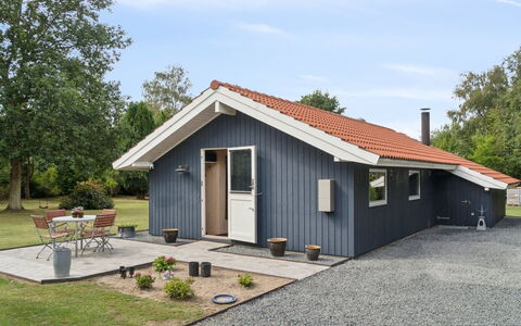 Emelita - 175M from the Sea: Boligområde, Busk, Hus, Hjem, Have, Estate, Skygge, Landscaping, Lawn