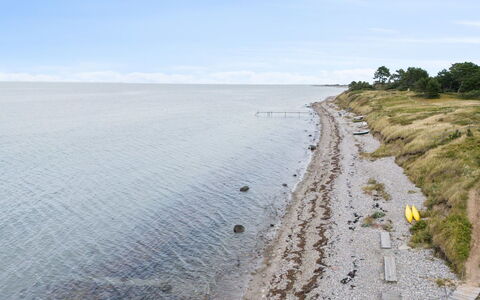 Emelita - 175M from the Sea: Boligområde, Busk, Hus, Hjem, Have, Estate, Skygge, Landscaping, Lawn