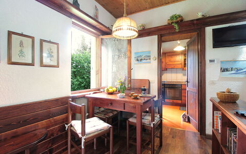 Chalet Giove: Møbel, Indretning, Træ, Gulvbelægning, Etage, Loft, Bord, Stol, Belysning, Spisestue