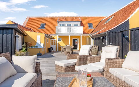 Albine - 150M from the Sea: Træ, Hjem, Skygge, Estate, Sommerhus, Eco Hotel, Udendørs Møbler, Udvej, Veranda, Bejdse