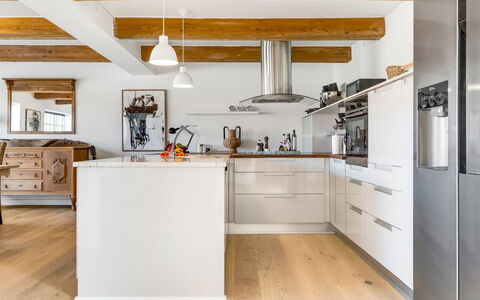 Albine - 150M from the Sea: Køkken, Møbel, Countertop, Cabinetry, Gulvbelægning, Køkken Apparat, Indretning, Træ, Etage, Loft