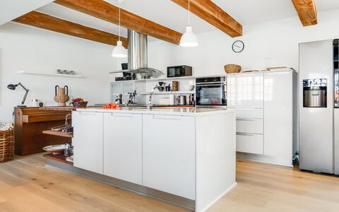 Albine - 150M from the Sea: Køkken, Møbel, Countertop, Køkken Apparat, Gulvbelægning, Cabinetry, Indretning, Større Bandage, Træ, Etage