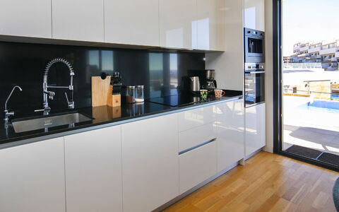 Villa Perla: Køkken, Køkken Apparat, Countertop, Indretning, Større Bandage, Cabinetry, Husholdningsapparat, Komfur, Tap, Hjem