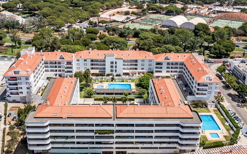 Mediterrâneo: Hus, Hjem, Tag, Sommerhus, Busk, Sidespor, Estate, Stuehus, Have, Landscaping