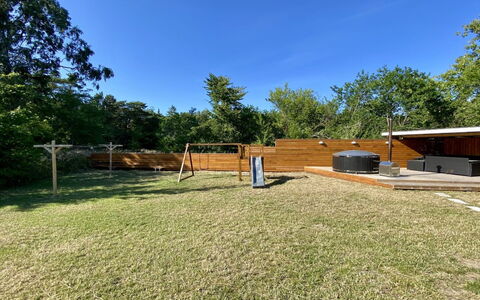 Wolter - 1.7Km from the Sea: Træ, Græs, Land Lot, Have, Skygge, Lawn, Backyard, Gård, Landscaping, Parkere