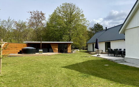 Wolter - 1.7Km from the Sea: Græs, Tag, Hjem, Hus, Land Lot, Lawn, Have, Sommerhus, Skygge, Backyard