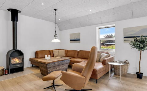 Wolter - 1.7Km from the Sea: Møbel, Gulvbelægning, Indretning, Couch, Træ, Stue, Loft, Etage, Værelse, Hjem