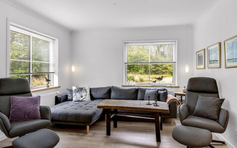 Wolter - 1.7Km from the Sea: Møbel, Indretning, Gulvbelægning, Etage, Couch, Væg, Trægulve, Stue, Træ, Hjem