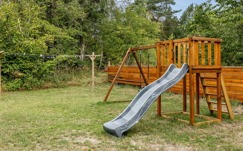 Wolter - 1.7Km from the Sea: Legetøjsrutsjebane, Træ, Legepladsudstyr, Chute, Legeplads, Have, Hårdttræ, Parkere, Backyard