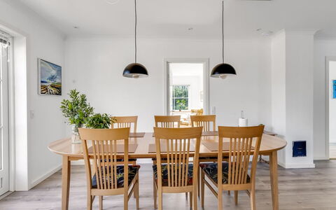 Wolter - 1.7Km from the Sea: Møbel, Gulvbelægning, Indretning, Etage, Træ, Spisestue, Bord, Køkken & Spisebord, Stol, Trægulve