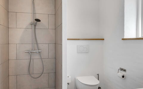 Wolter - 1.7Km from the Sea: Gulvbelægning, Væg, Badeværelse, Sanitærarmatur, Toilet, Etage, Toiletbræt, Indretning, Vvs, Flise