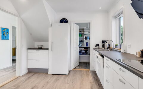 Wolter - 1.7Km from the Sea: Gulvbelægning, Indretning, Etage, Træ, Møbel, Loft, Køkken, Countertop, Trægulve, Større Bandage