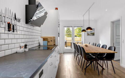 Wolter - 1.7Km from the Sea: Møbel, Gulvbelægning, Indretning, Træ, Countertop, Køkken, Etage, Loft, Lysarmatur, Belysning