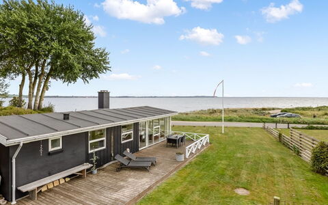 Teodosija - 20M from the Sea: Tag, Hus, Hjem, Sommerhus, Dør, Sidespor, Dæk, Veranda, Planke, Hårdttræ
