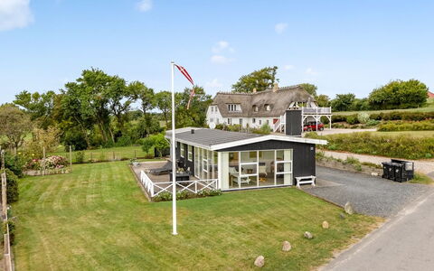 Teodosija - 20M from the Sea: Tag, Hus, Hjem, Sommerhus, Dør, Sidespor, Dæk, Veranda, Planke, Hårdttræ