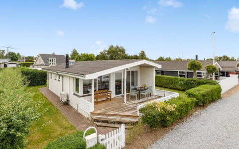 Gudmund - 50M from the Sea: Tag, Hus, Hjem, Sommerhus, Sidespor, Estate, Indkørsel, Garden Bygninger, Gård, Skur