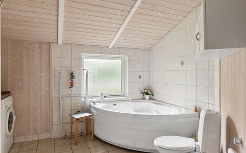 Rikhard - 175M to the Fjord: Gulvbelægning, Indretning, Sanitærarmatur, Etage, Træ, Loft, Værelse, Badekar, Badeværelse, Tap