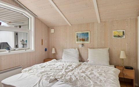 Rikhard - 175M to the Fjord: Træ, Soveværelse, Indretning, Etage, Hjem, Seng, Loft, Møbel, Sengetøj, Dør