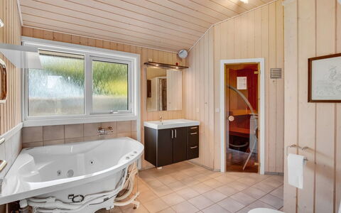 Arisa - 300M from the Sea: Træ, Indretning, Sanitærarmatur, Gulvbelægning, Loft, Etage, Badekar, Vvs, Værelse, Hjem