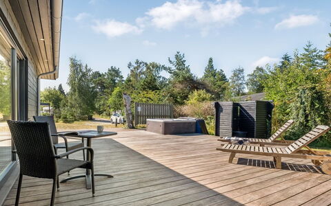 Milda - 100M from the Sea: Hus, Tag, Hjem, Sommerhus, Busk, Bunddække, Estate, Stuehus, Sidespor, Garden Bygninger