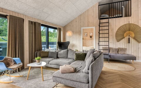 Artur - 800M from the Sea: Træ, Møbel, Gulvbelægning, Stue, Etage, Loft, Couch, Throw Pillow