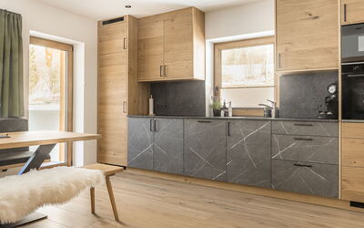 Leogang 649: Træ, Gulvbelægning, Møbel, Cabinetry, Etage, Countertop, Køkken, Trægulve, Skuffe, Hårdttræ