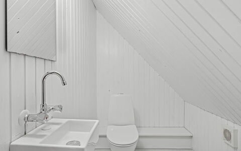 Karmen - 1Km from the Sea: Sanitærarmatur, Hvid, Gulvbelægning, Etage, Indretning, Loft, Badeværelse, Tap, Håndvask, Vvs