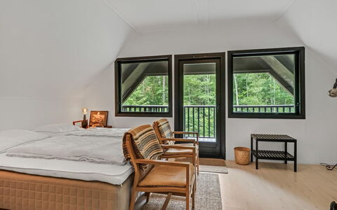 Karmen - 1Km from the Sea: Møbel, Indretning, Træ, Gulvbelægning, Loft, Soveværelse, Etage, Seng, Værelse, Sengetøj