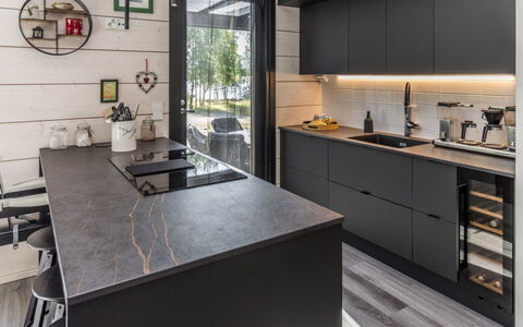 Villa Usva: Køkken, Countertop, Køkken Apparat, Indretning, Gulvbelægning, Træ, Cabinetry, Møbel, Husholdningsapparat, Etage