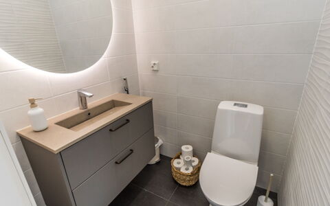 Villa Usva: Gulvbelægning, Etage, Sanitærarmatur, Toiletbræt, Toilet, Badeværelse, Badeværelsesvask, Indretning, Badeværelsesskab, Håndvask