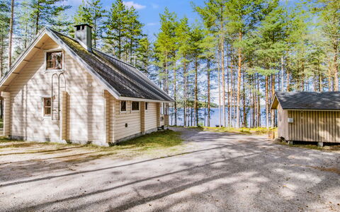 Kummeli: Udendørs Møbler, Busk, Hus, Udendørs Bord, Møbel, Hjem, Have, Lawn, Backyard, Estate