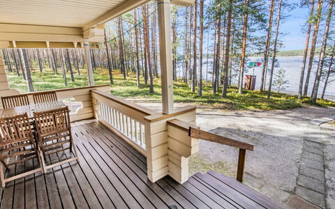 Kummeli: Udendørs Møbler, Busk, Hus, Udendørs Bord, Møbel, Hjem, Have, Lawn, Backyard, Estate