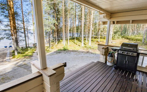 Kummeli: Udendørs Møbler, Busk, Hus, Udendørs Bord, Møbel, Hjem, Have, Lawn, Backyard, Estate
