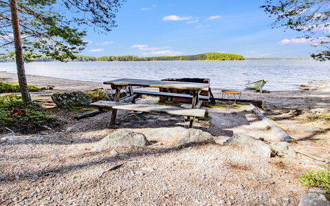 Kummeli: Udendørs Møbler, Busk, Hus, Udendørs Bord, Møbel, Hjem, Have, Lawn, Backyard, Estate