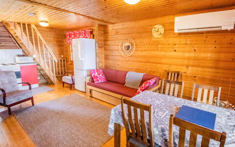 Kummeli: Udendørs Møbler, Busk, Hus, Udendørs Bord, Møbel, Hjem, Have, Lawn, Backyard, Estate